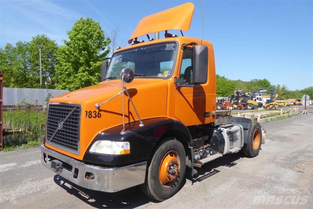 Volvo VNM42T شاحنات بمقصورة وهيكل