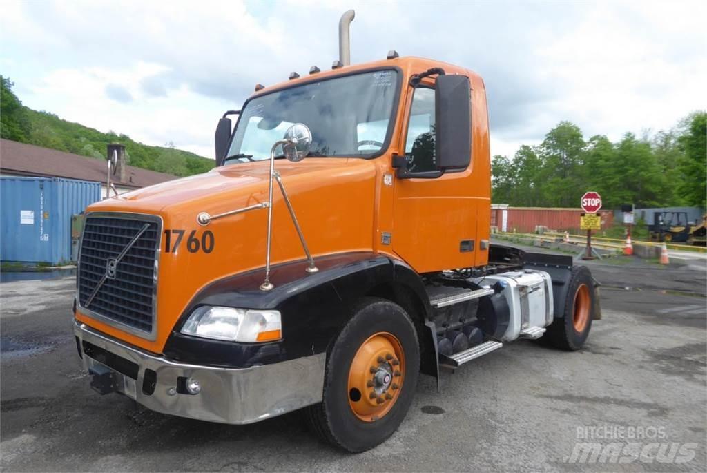 Volvo VNM42T شاحنات بمقصورة وهيكل