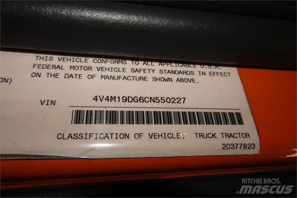 Volvo VNM42T شاحنات بمقصورة وهيكل