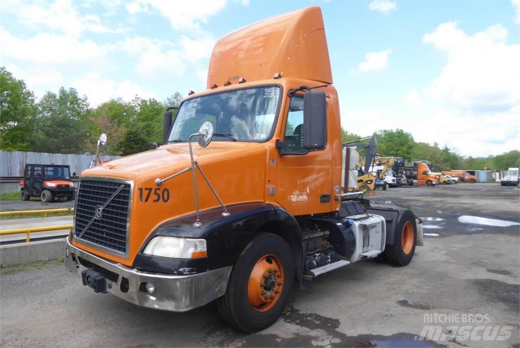Volvo VNM42T شاحنات بمقصورة وهيكل