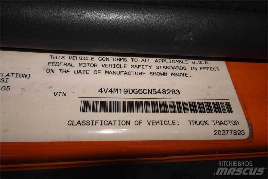 Volvo VNM42T شاحنات بمقصورة وهيكل