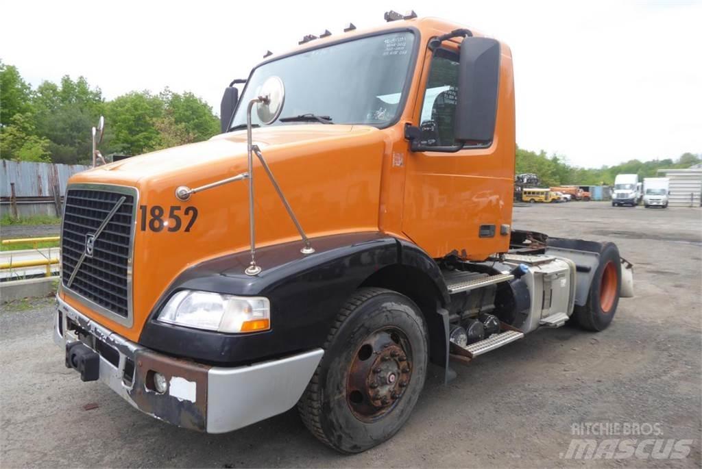 Volvo VNM42T شاحنات بمقصورة وهيكل
