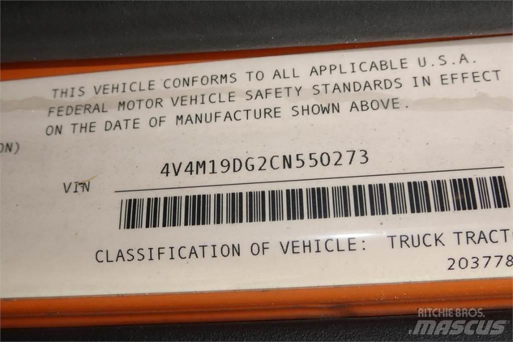 Volvo VNM42T شاحنات بمقصورة وهيكل