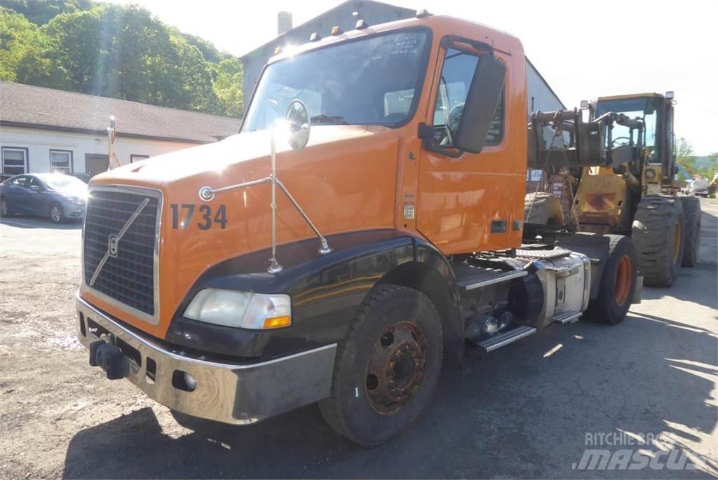 Volvo VNM42T شاحنات بمقصورة وهيكل