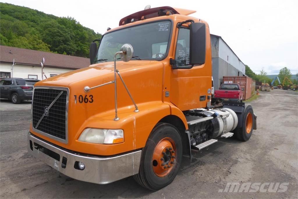 Volvo VNM42T شاحنات بمقصورة وهيكل