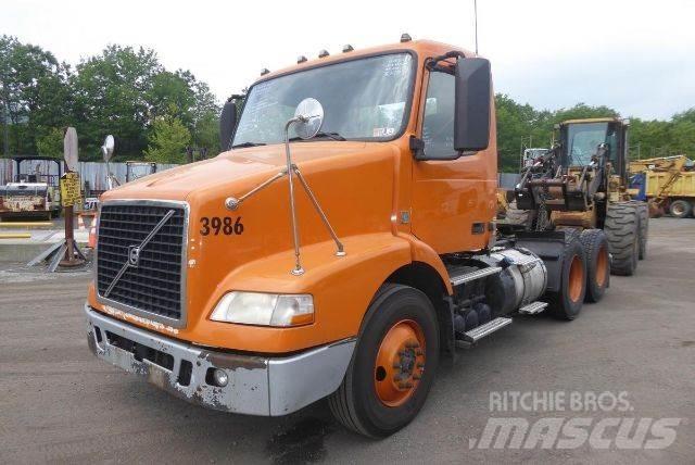 Volvo VNM64T شاحنات بمقصورة وهيكل