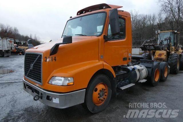 Volvo VNM64T شاحنات بمقصورة وهيكل