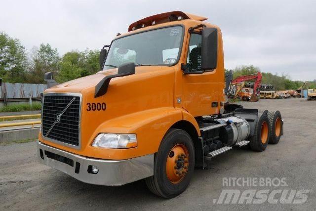 Volvo VNM64T شاحنات بمقصورة وهيكل