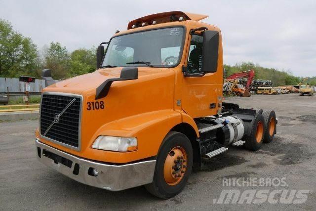 Volvo VNM64T شاحنات بمقصورة وهيكل