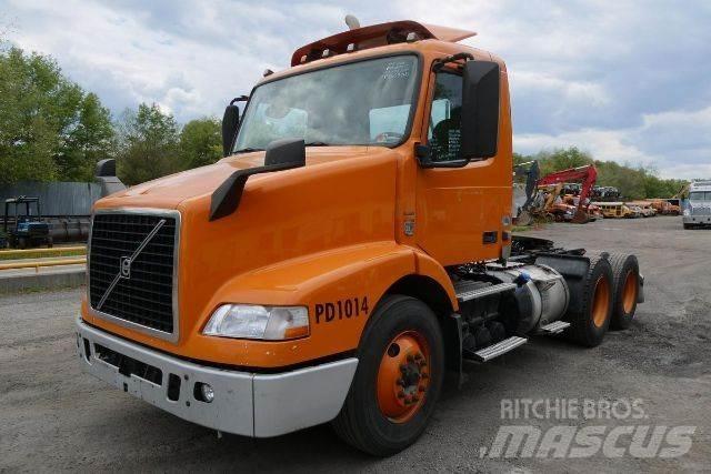 Volvo VNM64T شاحنات بمقصورة وهيكل