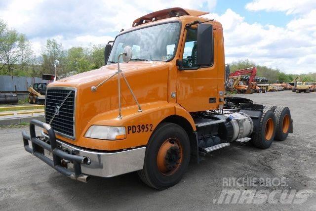 Volvo VNM64T شاحنات بمقصورة وهيكل