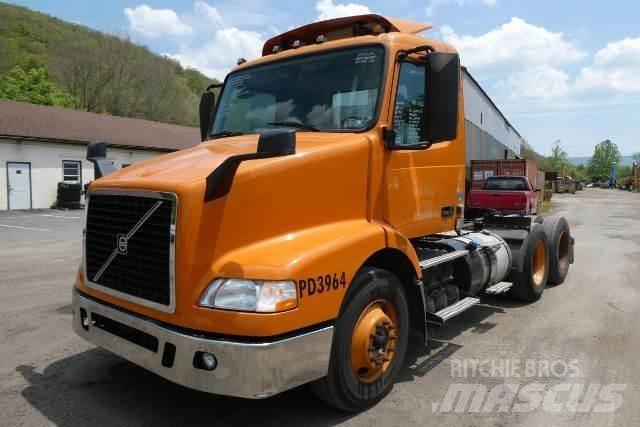 Volvo VNM64T شاحنات بمقصورة وهيكل