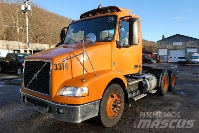 Volvo VNM64T شاحنات بمقصورة وهيكل