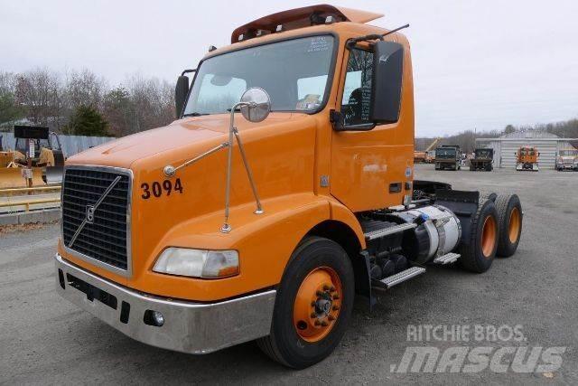 Volvo VNM64T شاحنات بمقصورة وهيكل