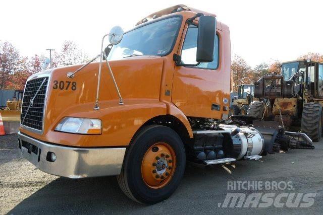 Volvo VNM64T شاحنات بمقصورة وهيكل