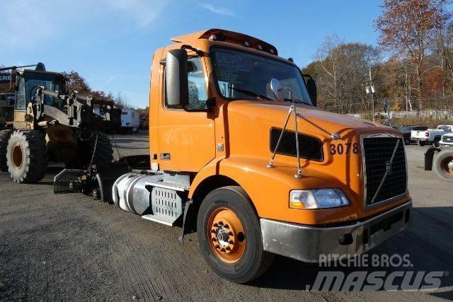 Volvo VNM64T شاحنات بمقصورة وهيكل