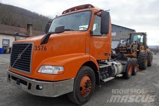 Volvo VNM64T شاحنات بمقصورة وهيكل