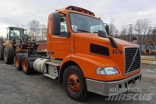 Volvo VNM64T شاحنات بمقصورة وهيكل