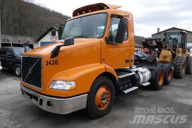 Volvo VNM64T شاحنات بمقصورة وهيكل