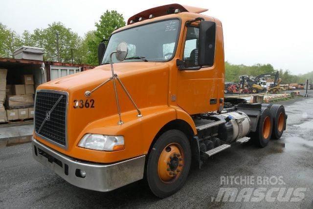 Volvo VNM64T شاحنات بمقصورة وهيكل