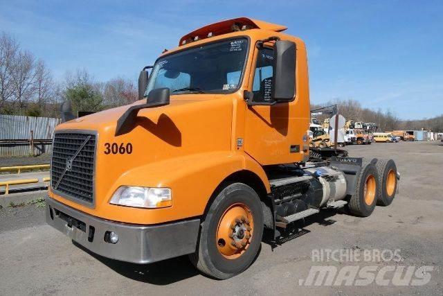 Volvo VNM64T شاحنات بمقصورة وهيكل