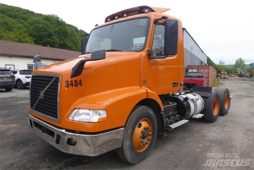 Volvo VNM64T شاحنات بمقصورة وهيكل