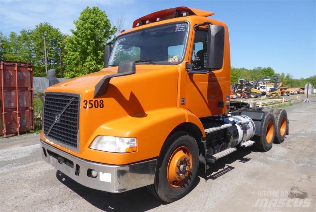 Volvo VNM64T شاحنات بمقصورة وهيكل