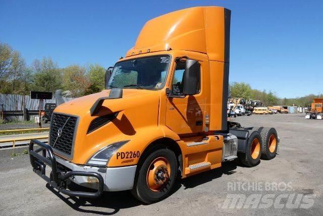 Volvo VNR64T300 شاحنات بمقصورة وهيكل