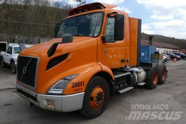 Volvo VNR64T300 شاحنات بمقصورة وهيكل