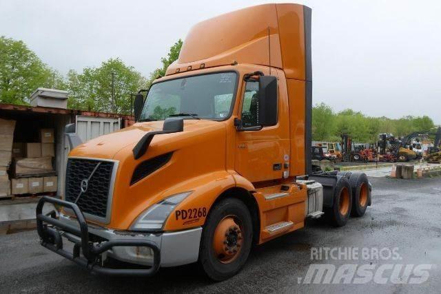 Volvo VNR64T300 شاحنات بمقصورة وهيكل