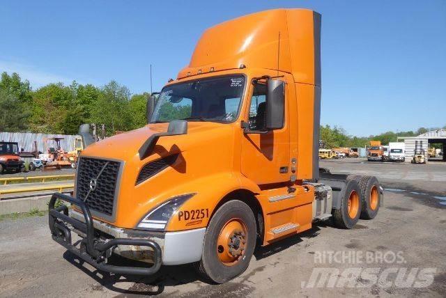 Volvo VNR64T300 شاحنات بمقصورة وهيكل