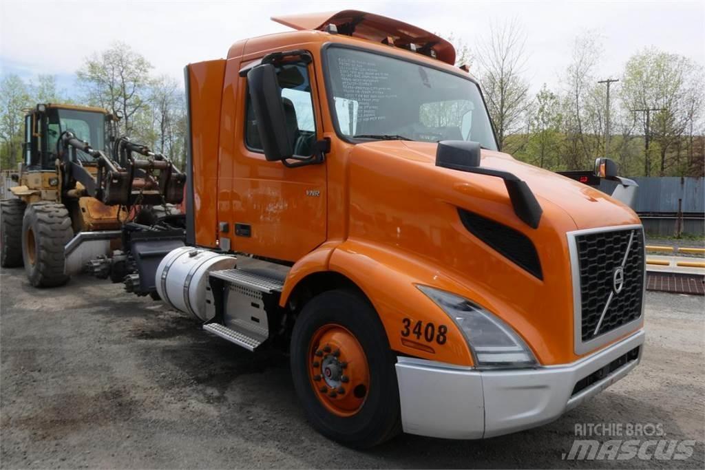 Volvo VNR64T300 شاحنات بمقصورة وهيكل