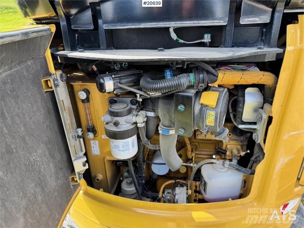 CAT 301.8 حفارات زحافة