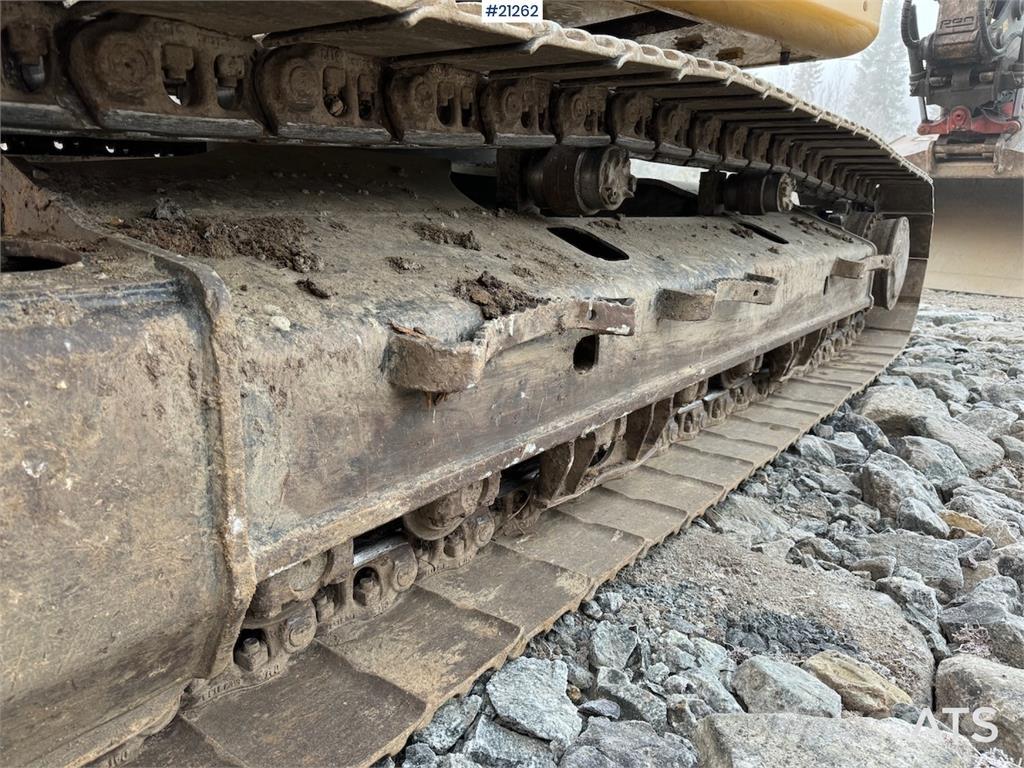 CAT 323 حفارات زحافة