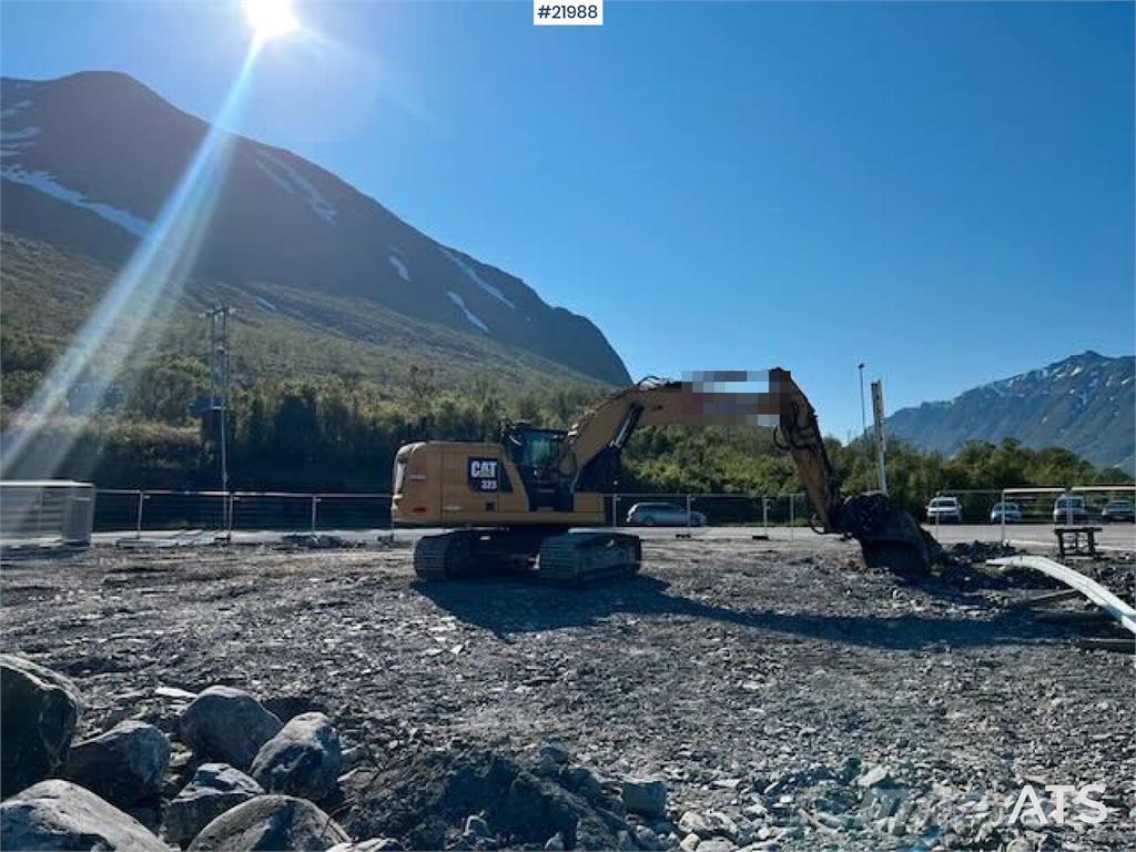 CAT 323 حفارات زحافة