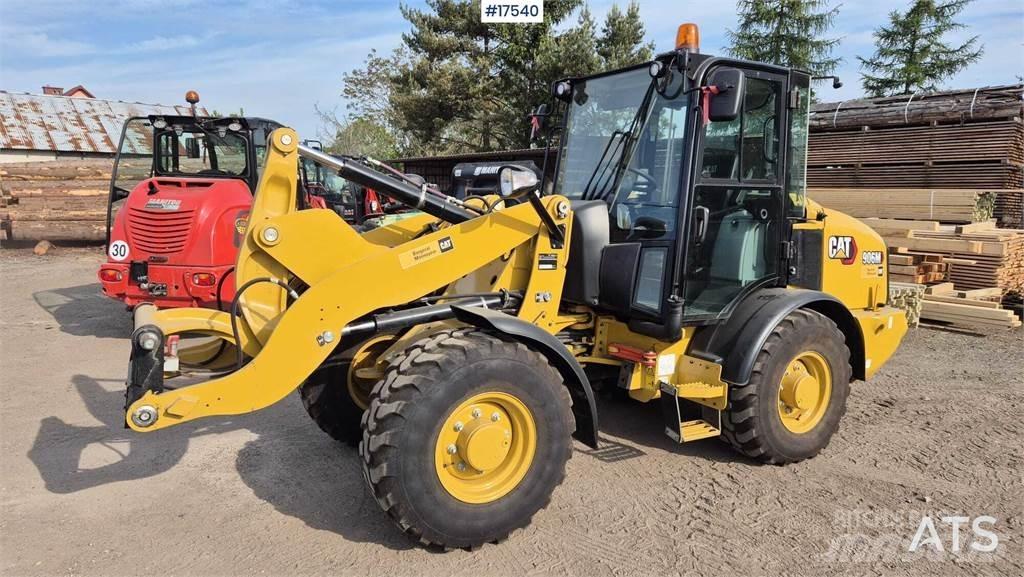 CAT 906M لوادر بعجل