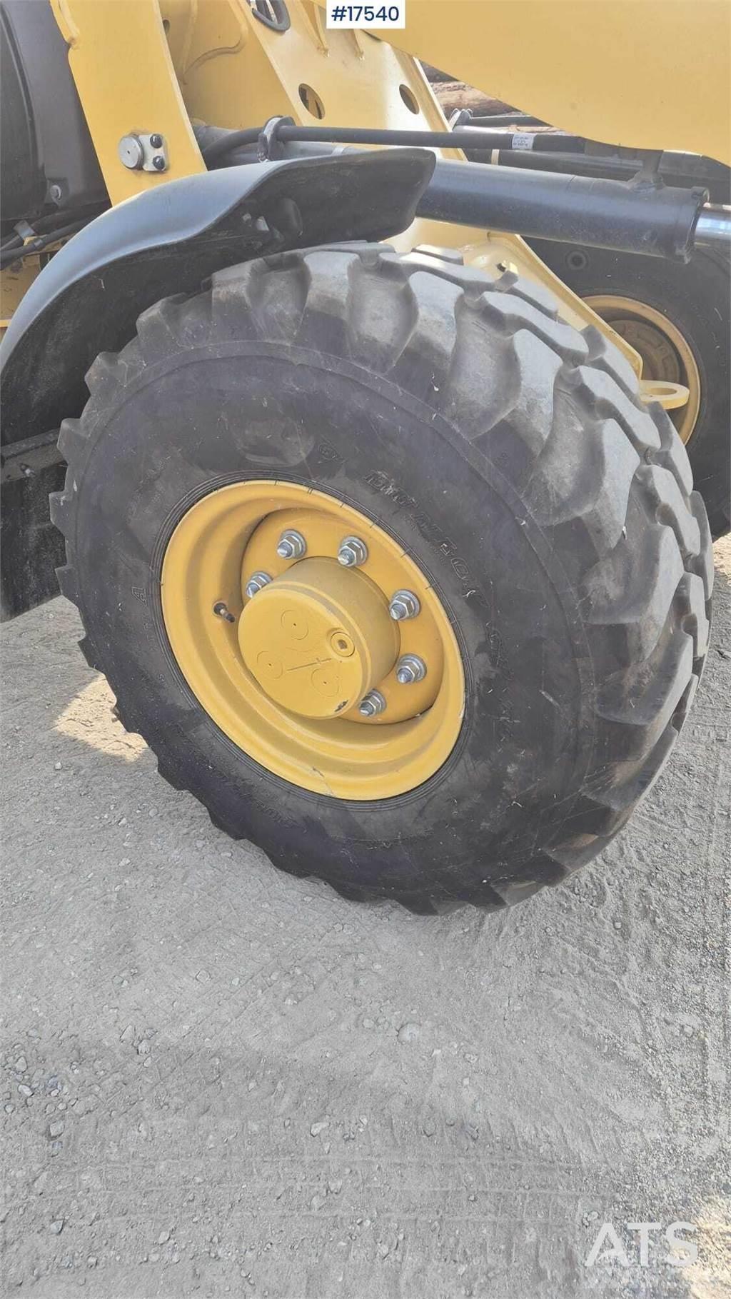 CAT 906M لوادر بعجل