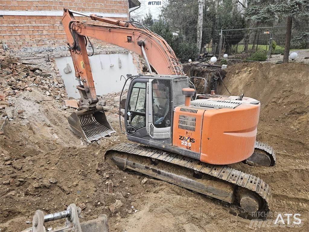 Hitachi ZX225 LC حفارات زحافة