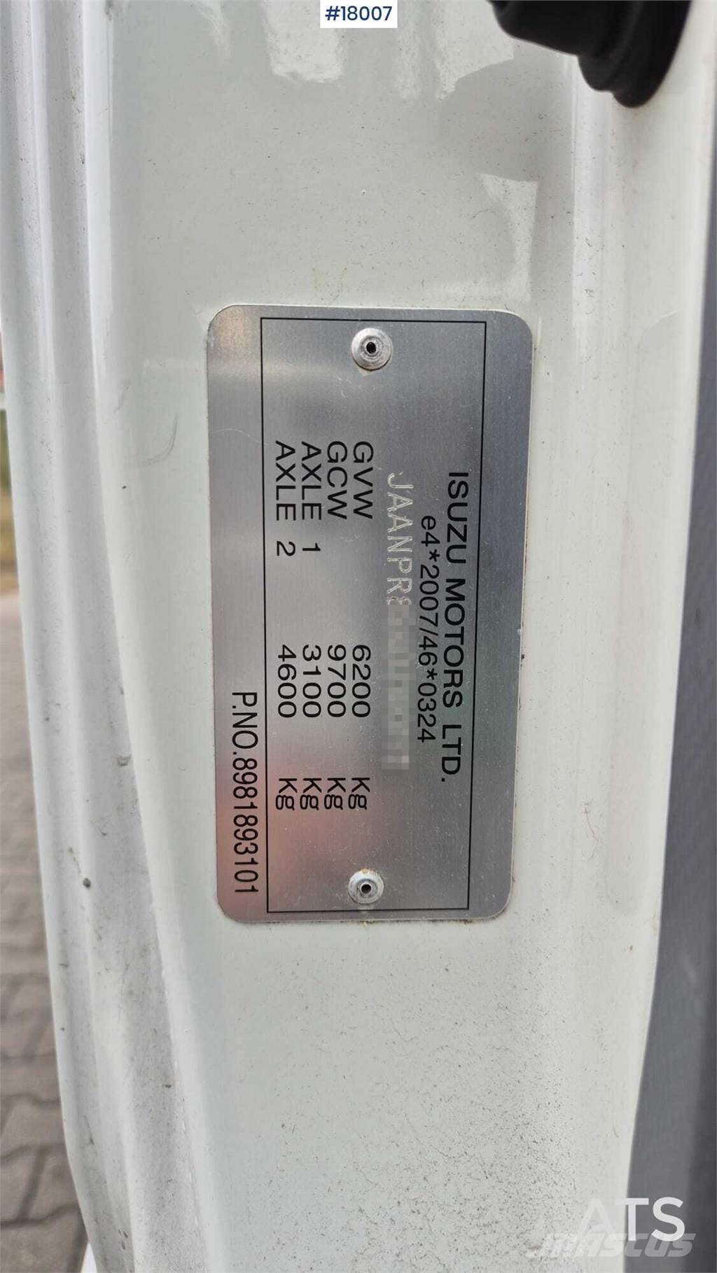 Isuzu N2R شاحنات الرافعات