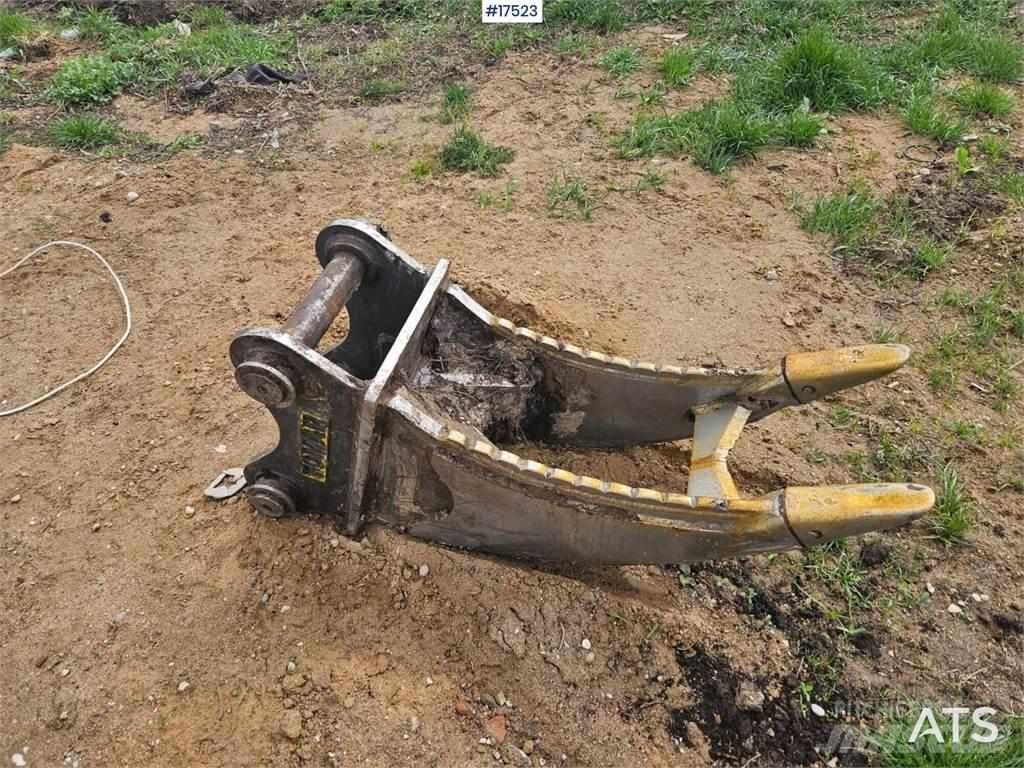 JCB JS 131 LC حفارات زحافة
