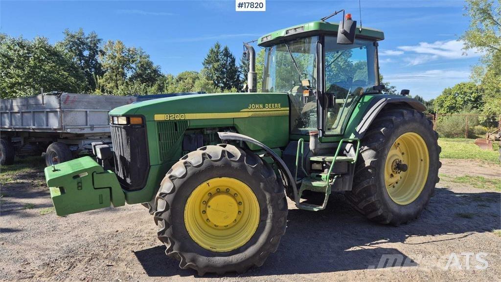 John Deere 8200 الجرارات