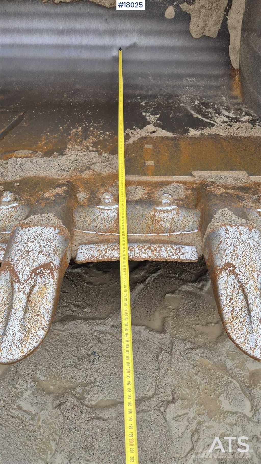 Liebherr L576 لوادر بعجل