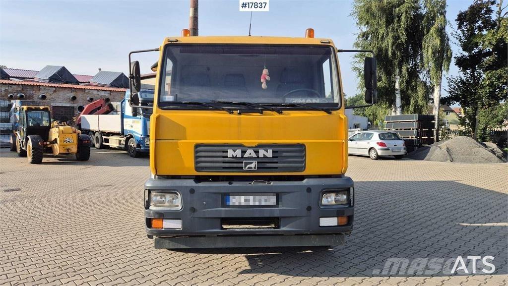 MAN 18.225 LC شاحنات قلابة