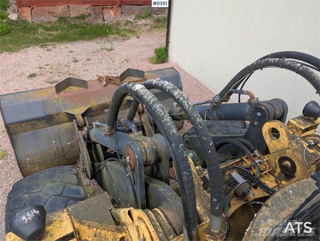 Volvo BM 4600B  بلدوزرات بعجلات