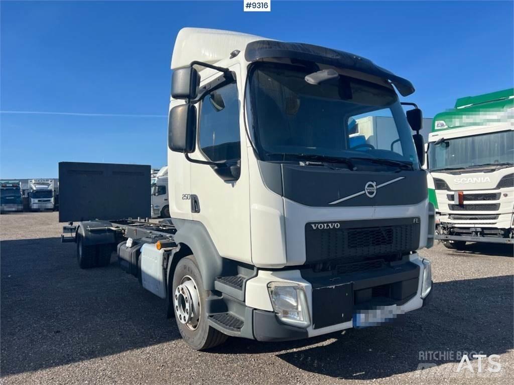 Volvo FL250 شاحنات بمقصورة وهيكل