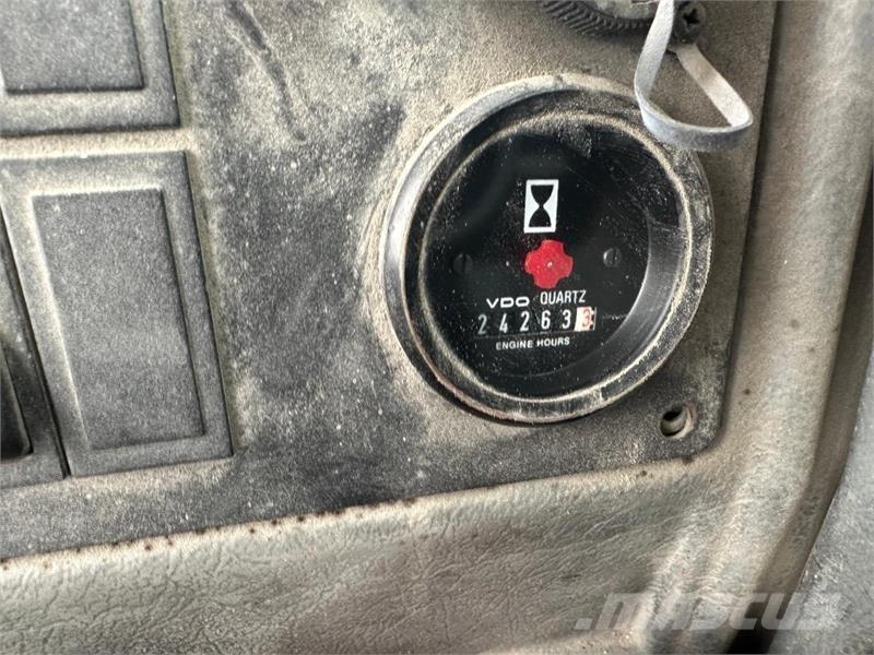 Volvo L90D لوادر بعجل