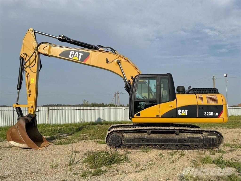 CAT 323 D حفارات زحافة