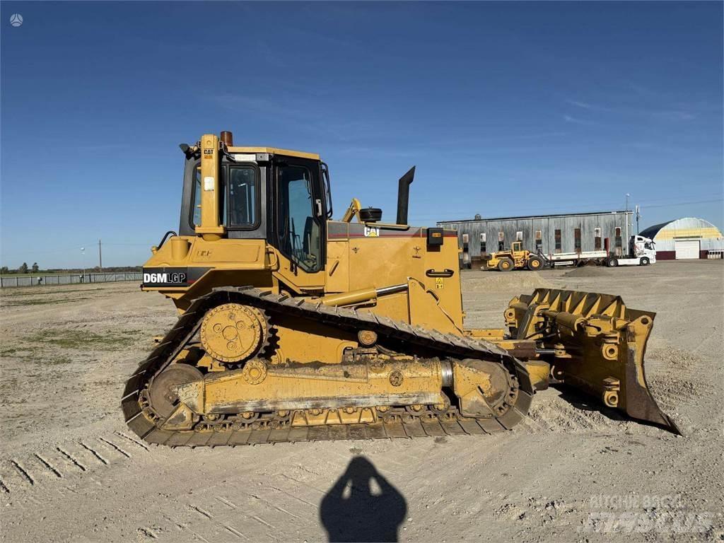 CAT D6M LGP بلدوزرات مجنزرة