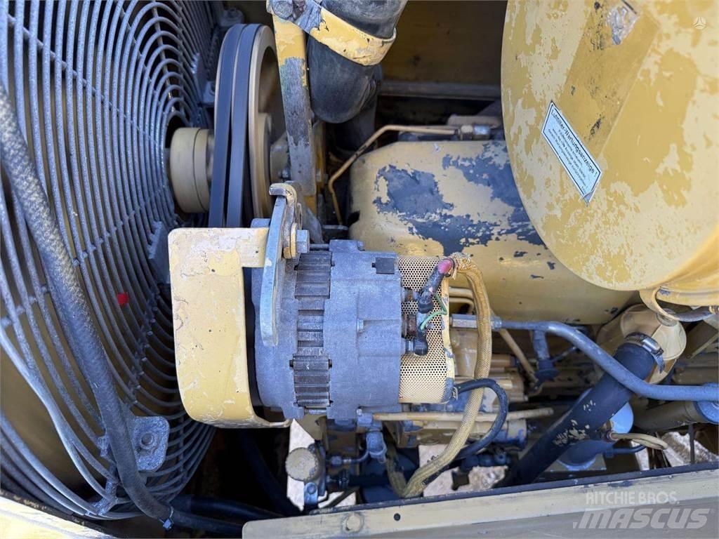 CAT D6M LGP بلدوزرات مجنزرة