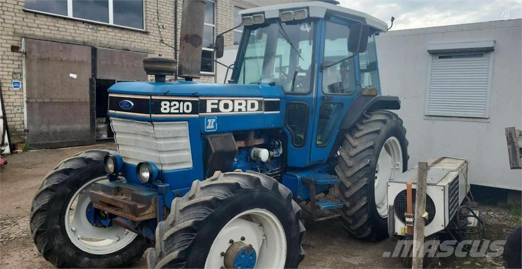 Ford 8210 الجرارات